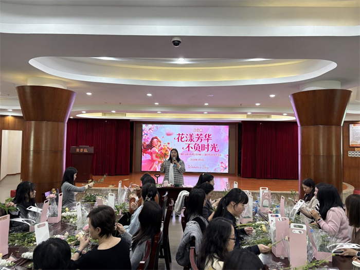花漾芳华绽风采 巾帼聚力向未来 片仔癀药业开展“三八”妇女节插花主题活动